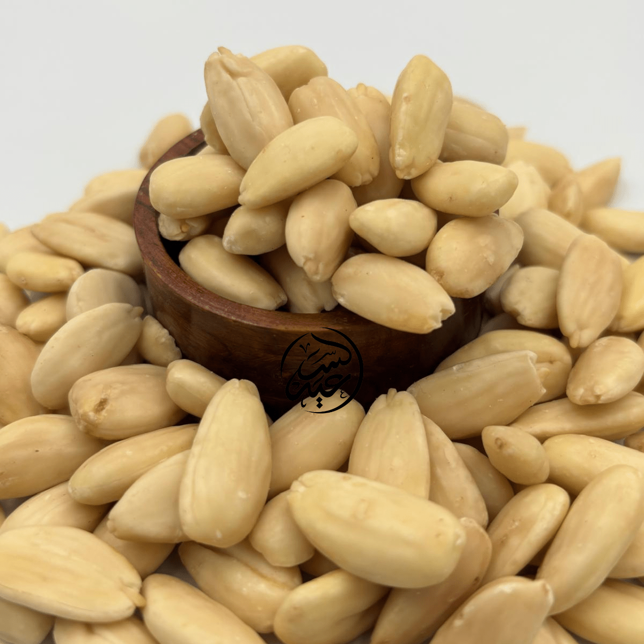 Skinned Whole Almonds اللوز الحب المقشر - بهارات و عطارة السعيد